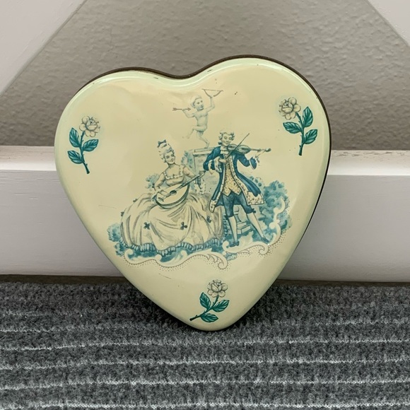 Vintage Heart Metal Tin made in England / Small Vintage Tin / Heart Keepsake Tin - Picture 1 of 16
